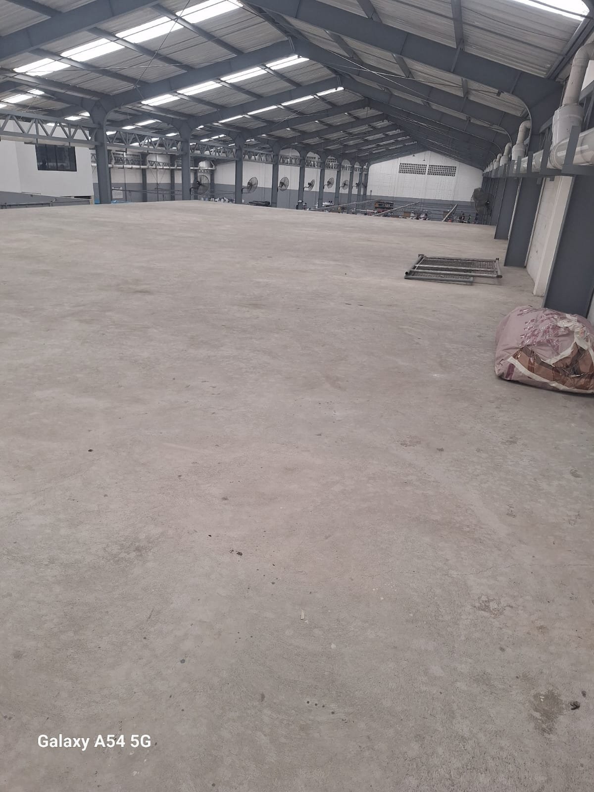 Antes de restauración de piso industrial