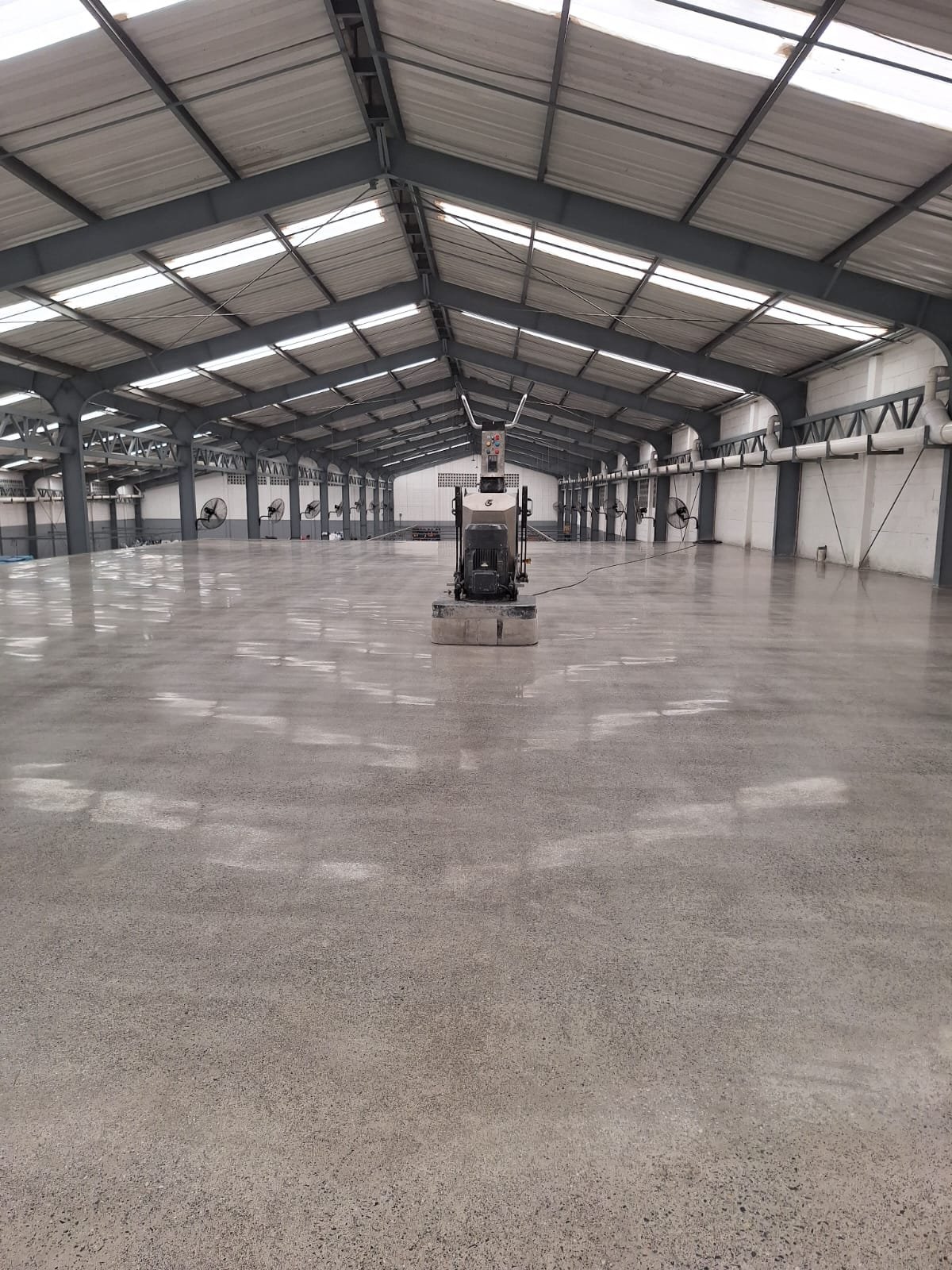 Piso industrial pulido de concreto